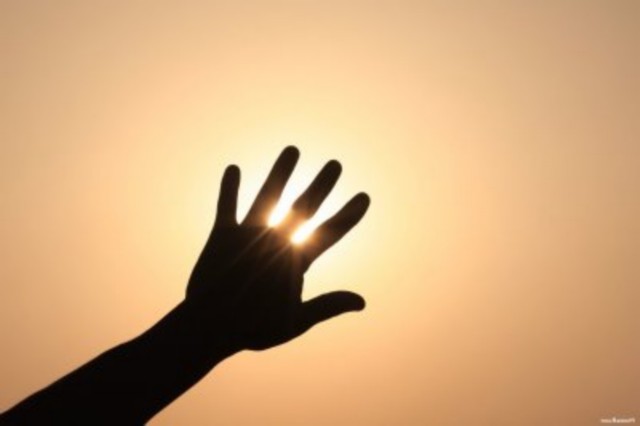 Tapar el Sol con las Manos