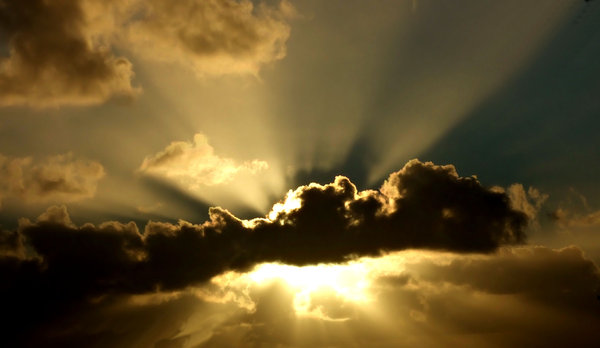 Sol detr&aacute;s de la tormenta